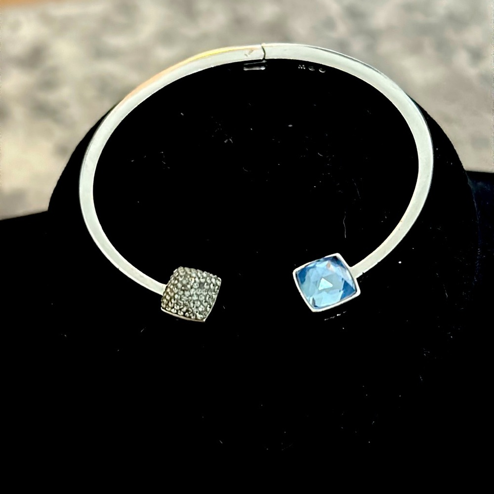 Swarovski Glance Blue Bangle